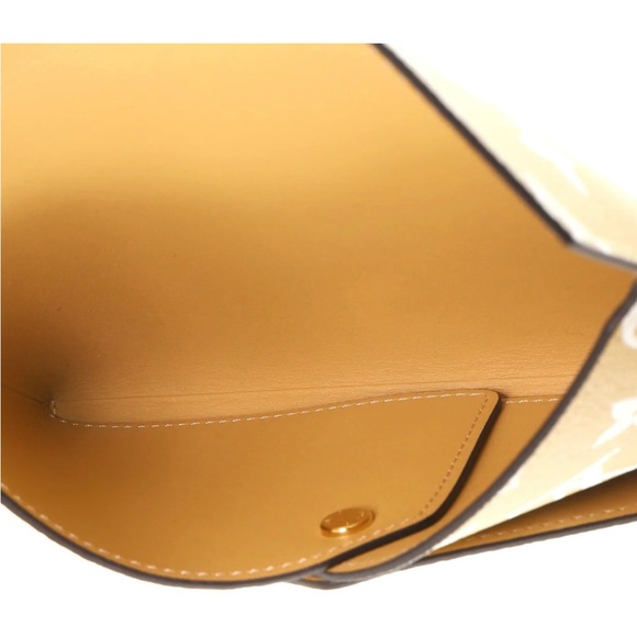 Louis Vuitton
Kirigami Pochette Limited Edition Colored Monogram Giant MM - Picture 2 of 5